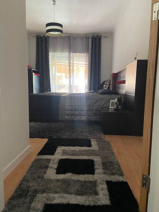 Quarto de cama dupla com camiseiro, espelho e colchão