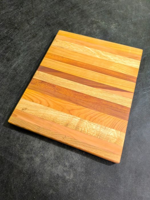 Dębowa deska do krojenia i serwowania posiłków 37x30x3cm  - klejonka