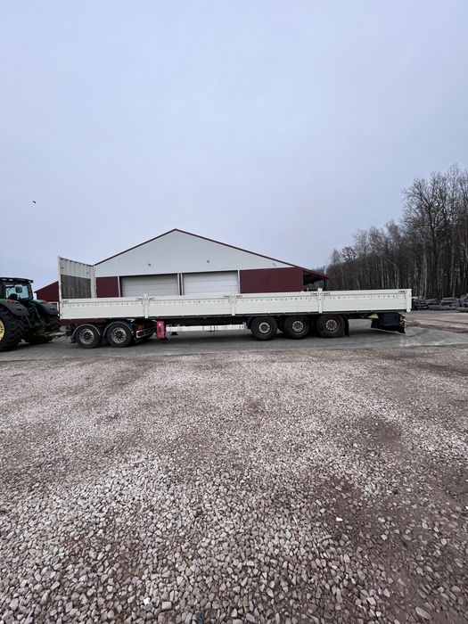 Przyczepa rolnicza do zwożenia słomy baloty