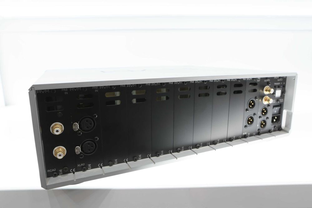 AVM PA 8 przedwzmacniacz srebrny i czarny