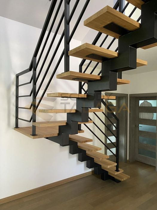 Schody metalowe, stalowe, samonośne, drewniane na konstrukcji.