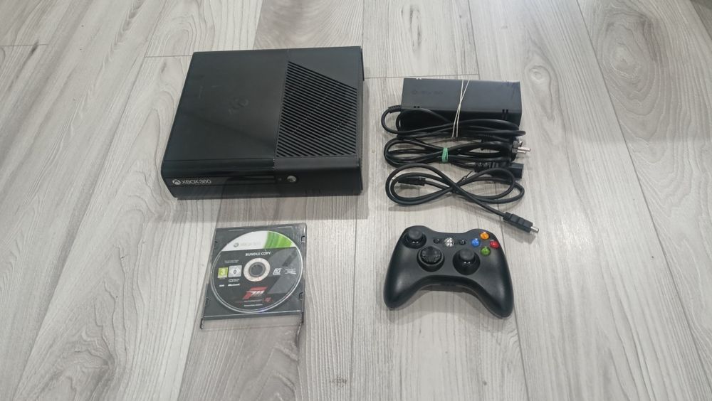 Zesta xbox 360e 500GB + pad + gra