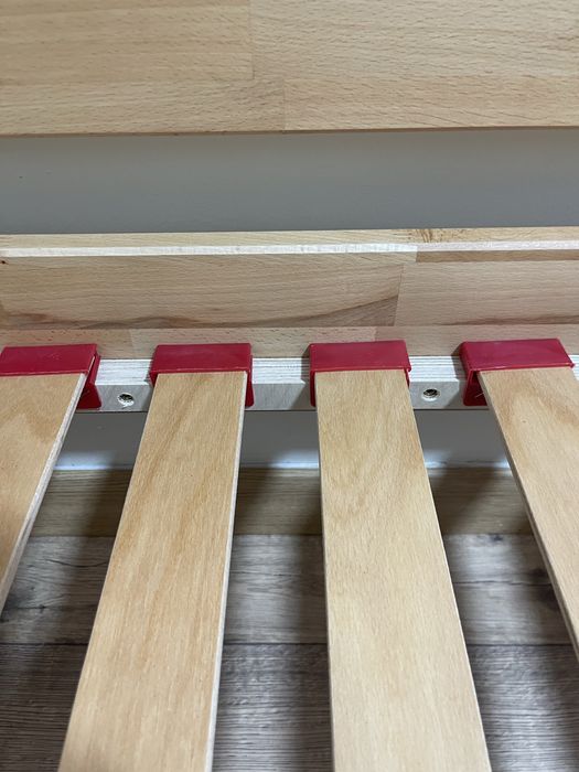 Кровать односпальная деревянная