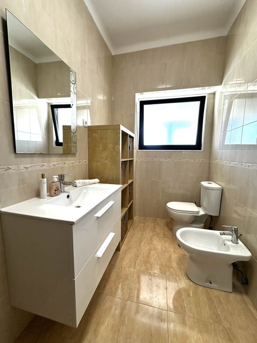 Quarto - com varanda, boa localização, equipado
