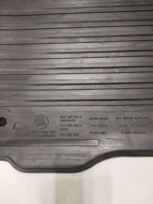Prawy dywanik gumowy Skoda Octavia 2