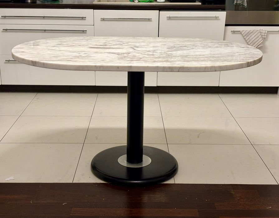 Marmurowy stół owalny