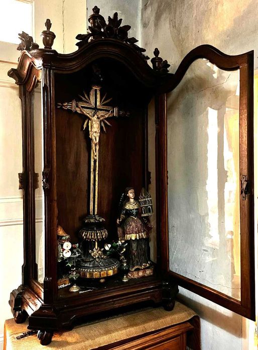 Antigo ORATÓRIO em madeira com crucifixo e imagens representativas