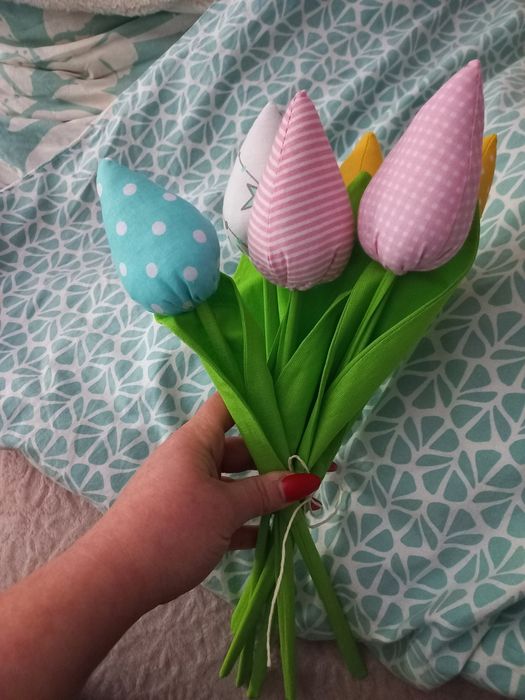 Bukiet materiałowych tulipanów.