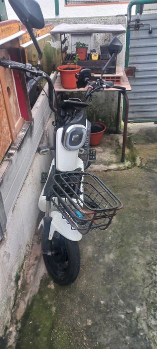 Moto usada na em boa condicoes, bateria boa faz 40 km