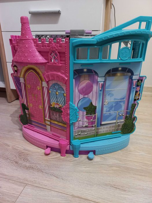 Sprzedam  składaną scenę Barbie .