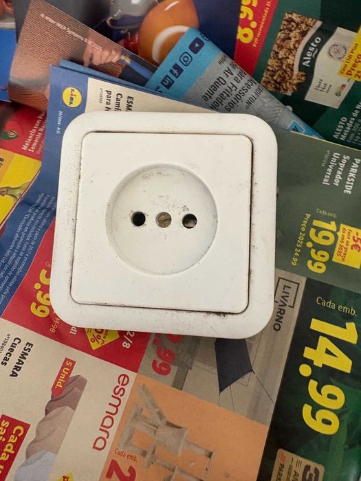 tomada de electricidade nova