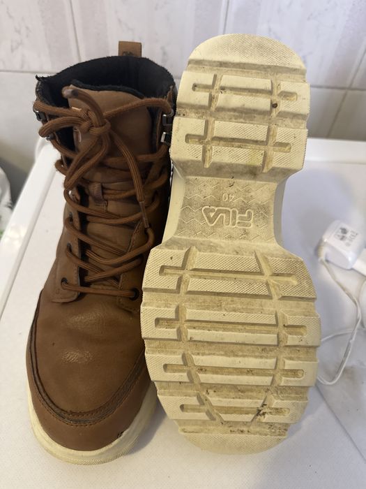 Botas castanhas fila