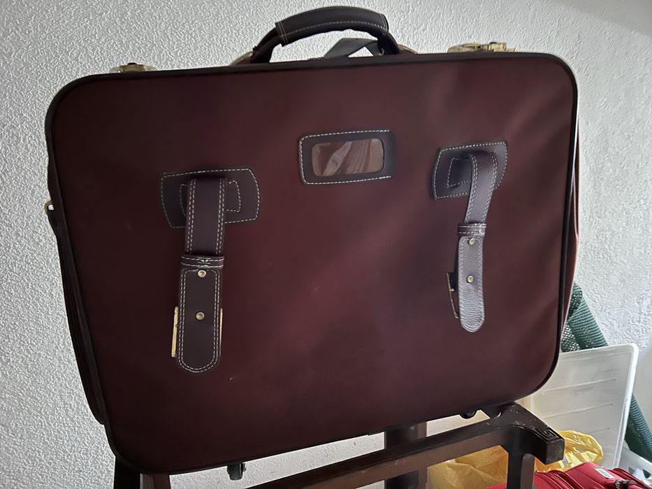 Vendo mala de viagem , vintage cor borduex