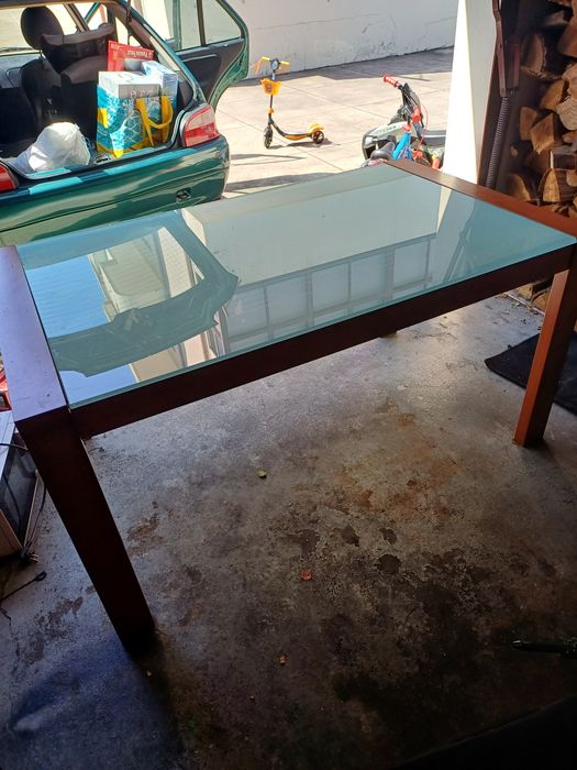 Mesa de madeira com vidro temperado
