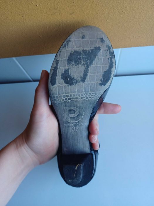 Sapato de verniz e pele