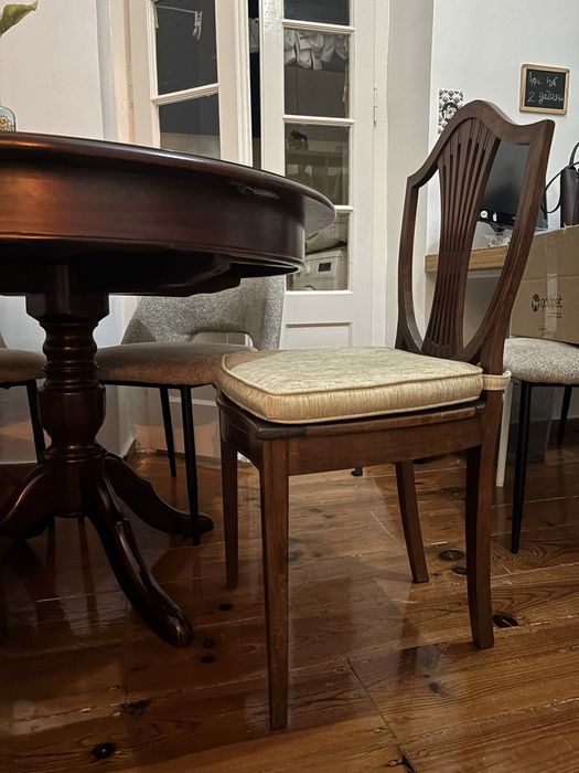 Mesa redonda extensível com cadeiras