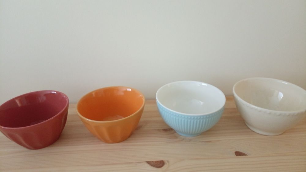 Conjunto loiça (pratos, tigelas, copos, cancecas)