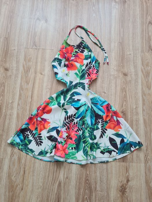 Letnia sukienka z wyciętymi bokami.