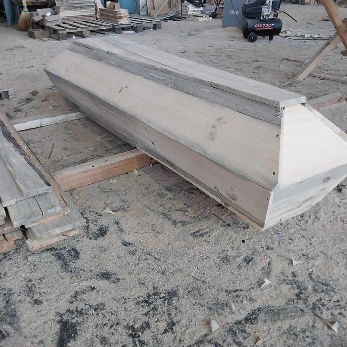 Труни не оббиті.