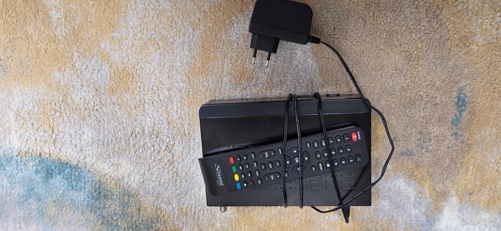 dekoder satelitarny STRONG model SRT 7404 używany z pilotem