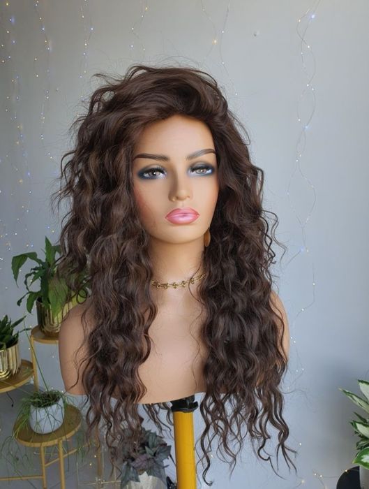 Długa lekka peruka fale loki naturalny brąz naturalna fryzura