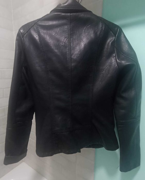 Шкіряна куртка для дівчини