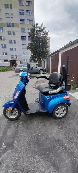 Skuter elektryczny trzykołowy