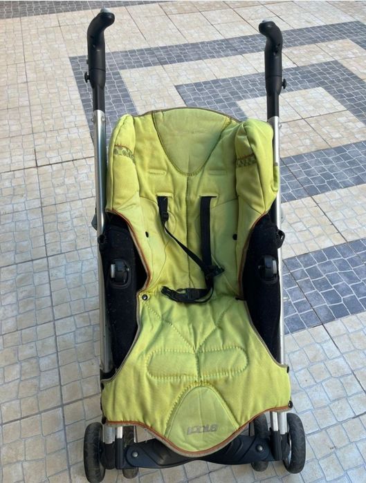 Carrinho para transportar o bebé.