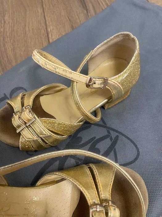 Туфлі для бальних танців