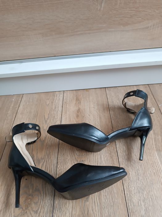 Czarne czółenka z paskiem