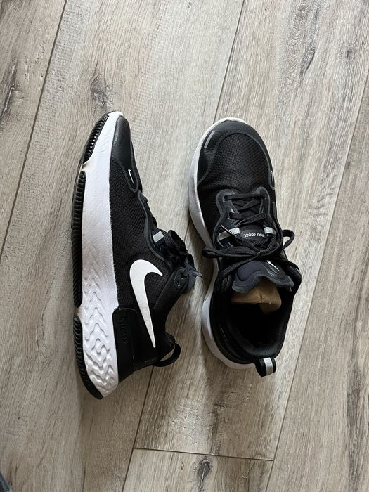 Кросівки бігові Nike 39
