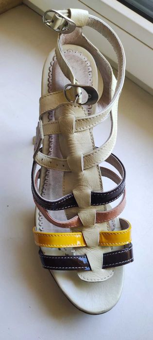 Босоніжки на підборах