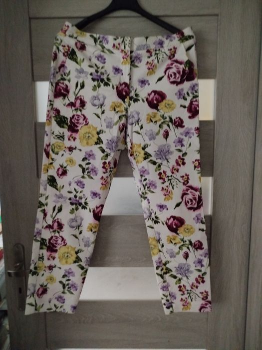 Spodnie damskie w kwiaty nowe Reserved- M