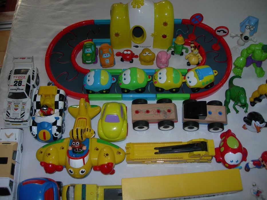 Brinquedos vários.