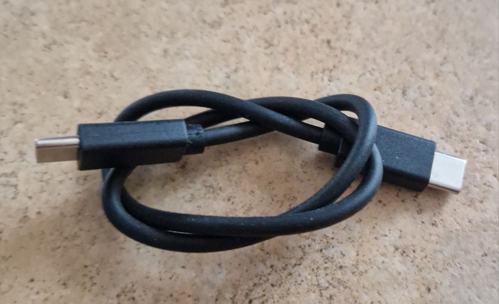 Różne kable do smartfonów, ładowarki, komórki