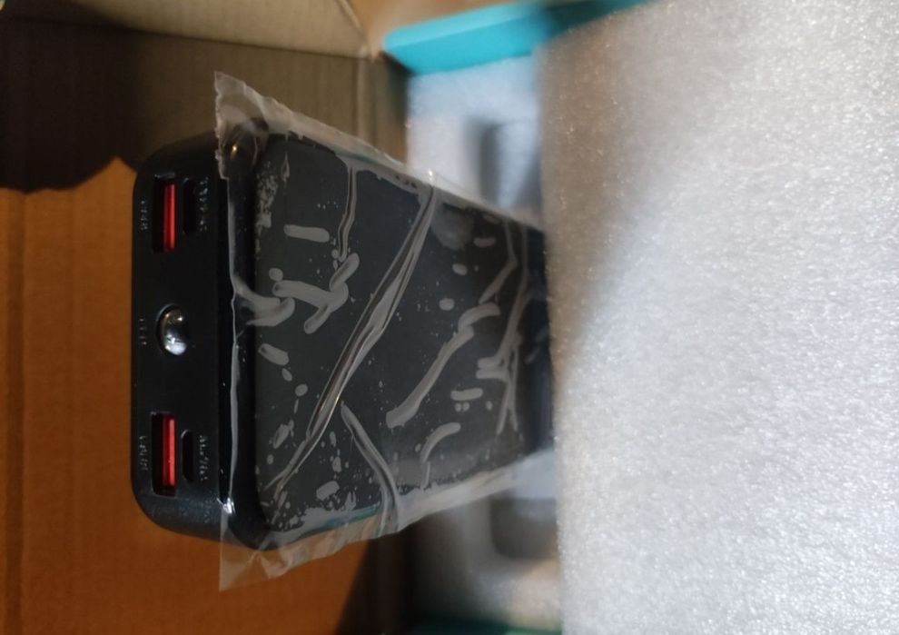 Powerbank 10000 mha e 20000 mha
10000 mha - 25 euros 
20000 mha - 30 euros