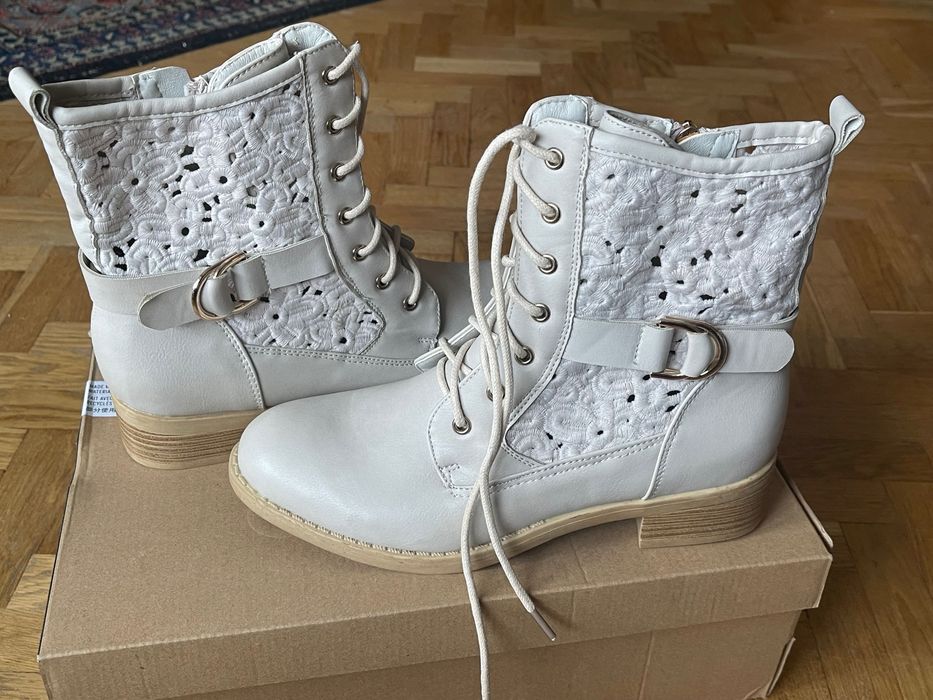 Білі жіночі чобітки