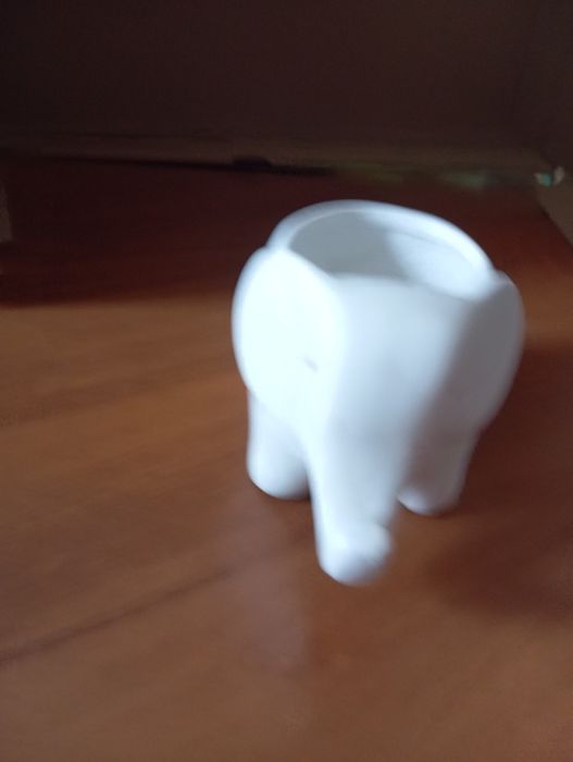 Doniczka biała ceramiczna w kształcie słonia .