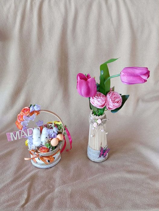 2 arranjos com flores artificiais