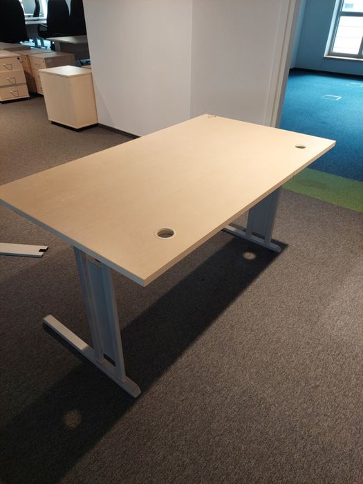 Nowoczesne biurko biurowe 140x80 -  poleasingowe używane meble biurowe