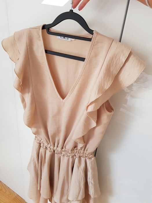 Beżowa sukienka okolicznościowa M śliczna z falbankami złota szampańska super materiał v-neck kobieca krótka super materiał