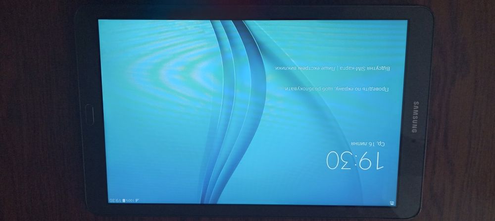 Планшет Samsung SM-T561