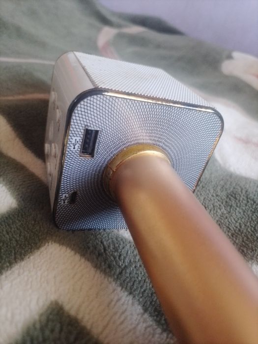 Bluetooth караоке микрофон – отличное состояние, работает идеально!