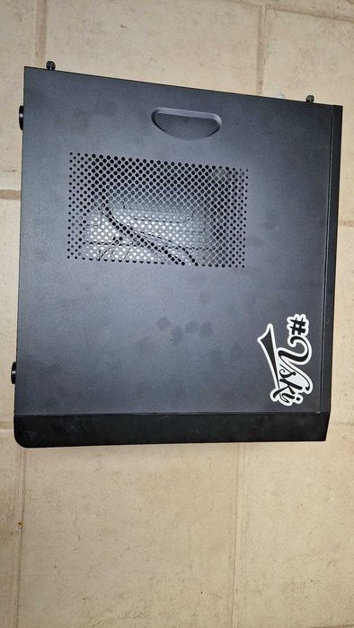 Caixa Micro-ATX preta com leitor de disco