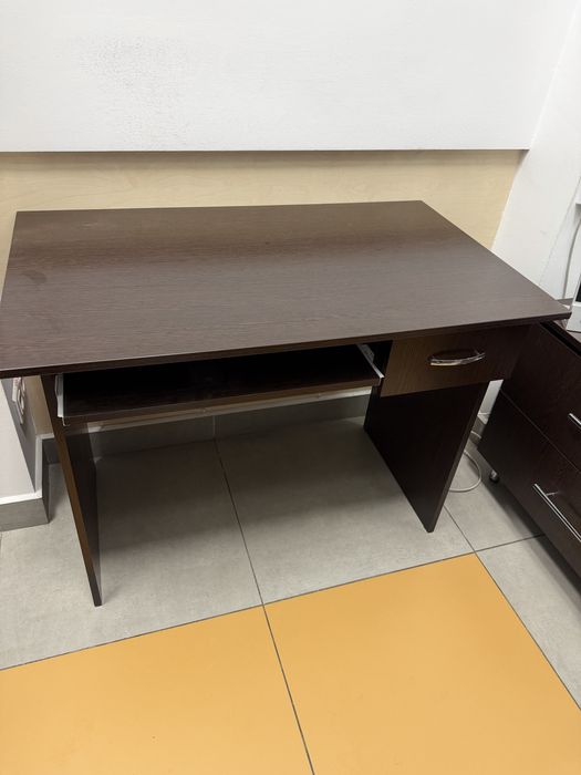 Стіл письмовий