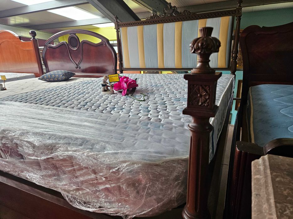 Cama com cabeceira em tecido com estrado e colchão - Muito bom estado geral