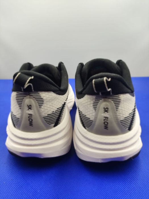 Кросівки Hoka One One Skyflow ( унісекс) - 42 розмір. Оригінал