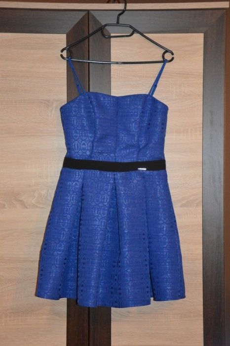 Chabrowa sukienka, rozkloszowana, na wesele.