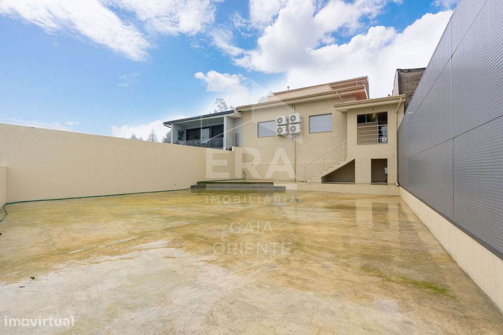 Moradia T3 Renovada junto à A1 nos Carvalhos