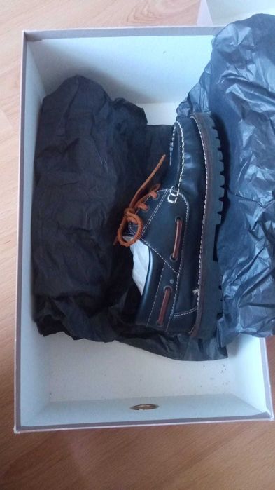 Sapatos de vela novos para rapaz